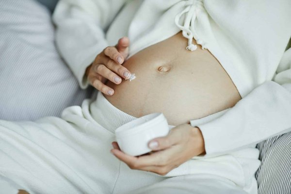 Soins femme enceinte : conseils pour l'application des produits